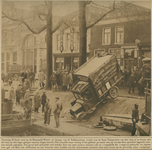 870407 Afbeelding van een ongeluk met een vrachtwagen van de firma van Stempvoort op de Bemuurde Weerd O.Z. te Utrecht, ...